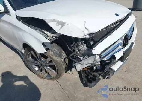 2018 Mercedes-Benz C 300 4Matic z USA, uszkodzony, nr VIN 55SWF4KB7JU260427